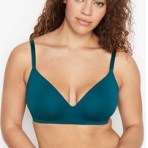 Victoria’s Secret THE T-SHIRT
Lightly Lined Wireless Bra